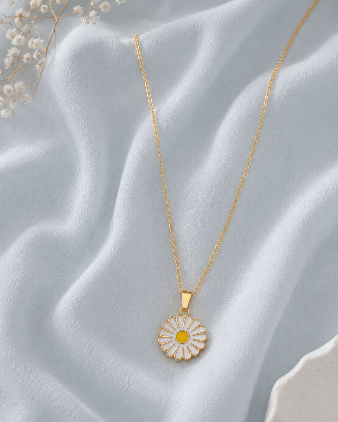 Daisy bloom pendant necklace with white flower
