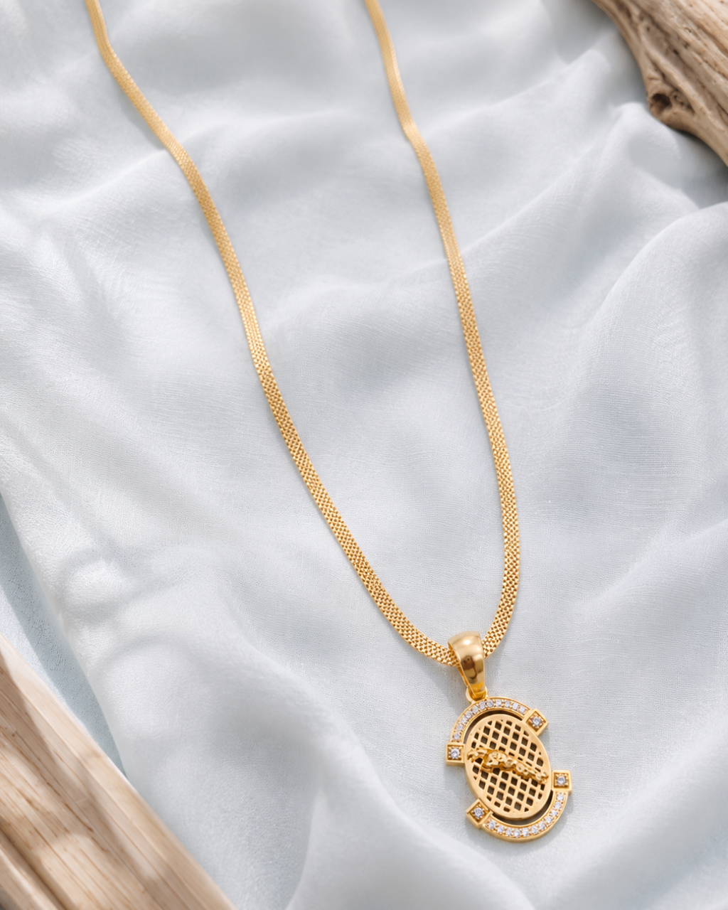 Royal Oval Bee Gold Pendant Chain