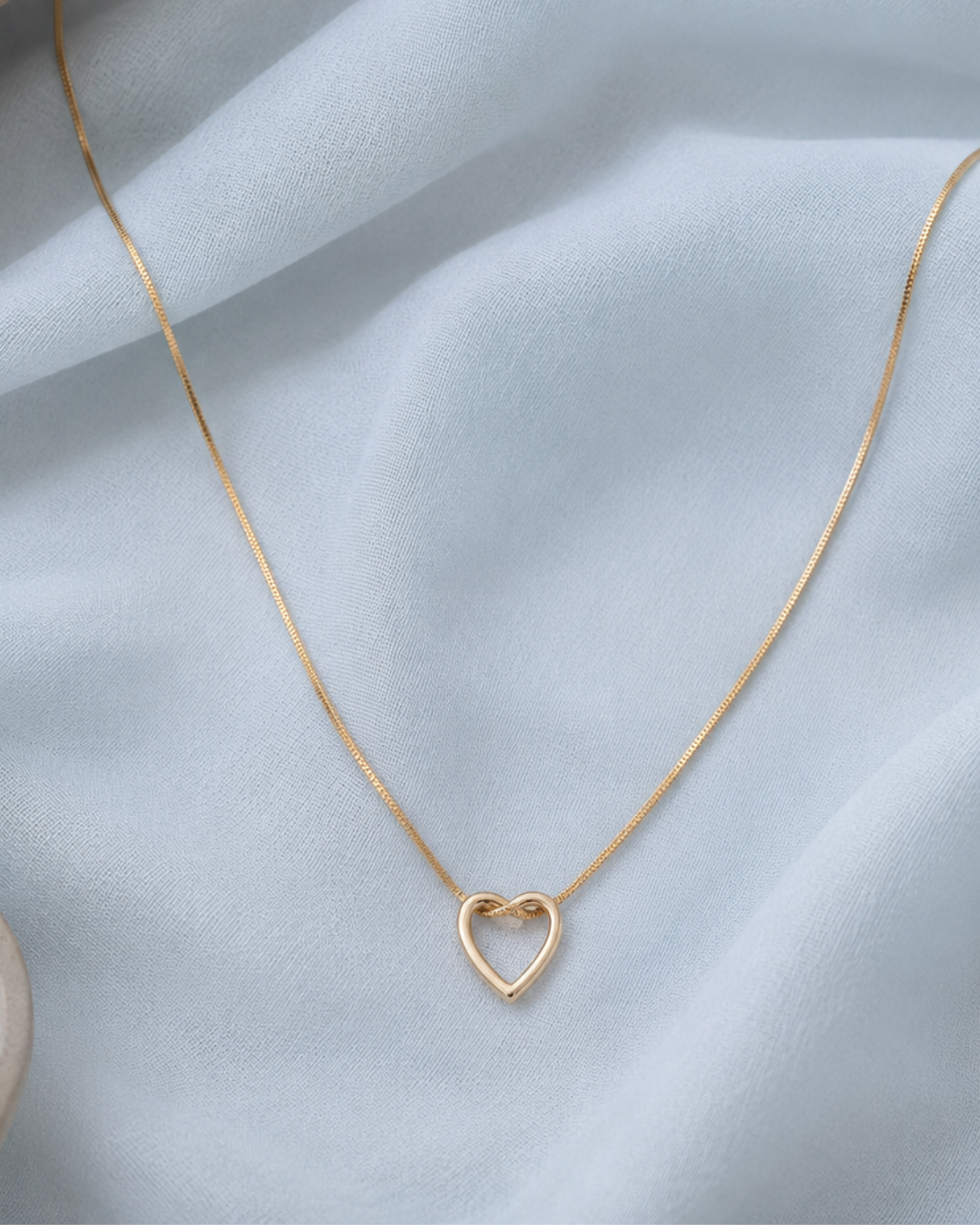 Minimalist gold heart pendant necklace