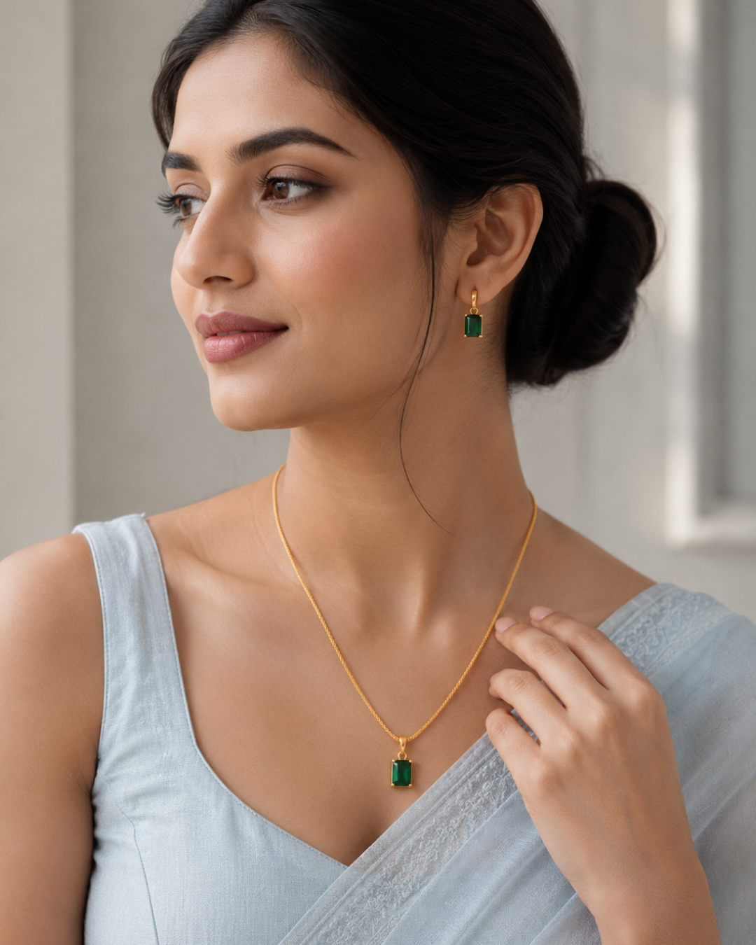 Emerald Glow Pendant Necklace