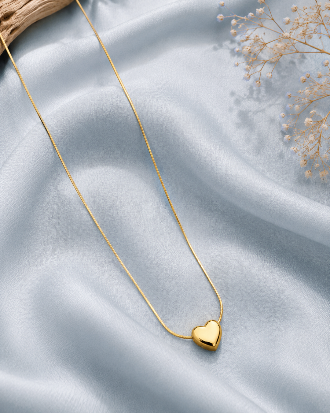 Golden minimalist heart pendant necklace